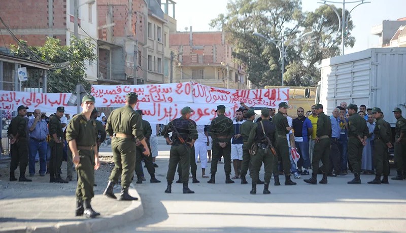 عـائلات «غـاضبــة» تحـاصــر مـــوكب الـوالي زوخ في الحمـيز بالعـاصــمـــة