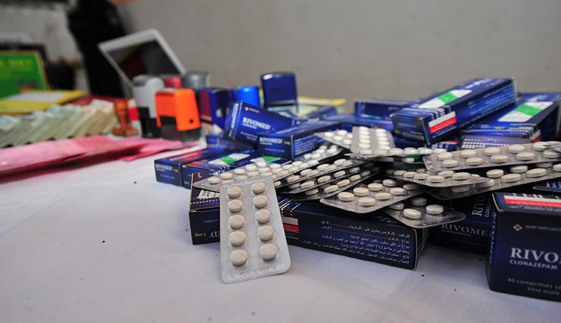 شرطي ضمن شبكة لتهريب المخدرات ضبط بحوزتها 8 آلاف قرص مهلوس