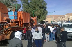 عشرات البطالين يحتجزون شاحنة وسيارة تابعين لمؤسسة حفر الآبار في متليلي بغرداية