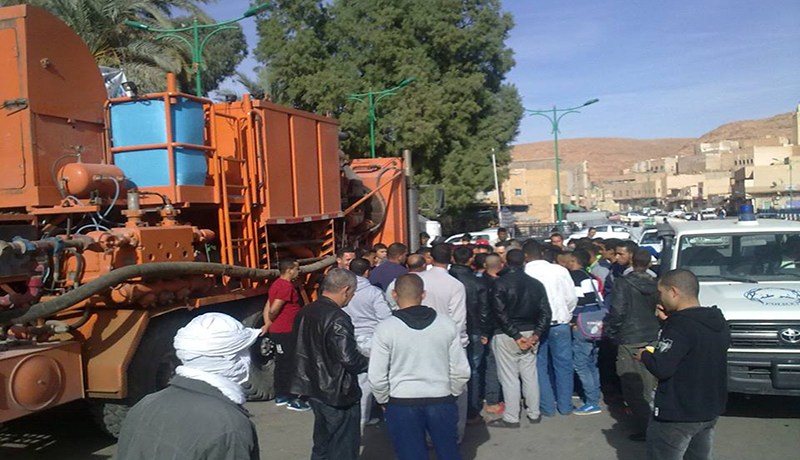 عشرات البطالين يحتجزون شاحنة وسيارة تابعين لمؤسسة حفر الآبار في متليلي بغرداية