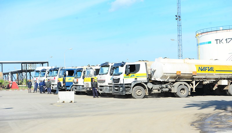 أكثر من 6 آلاف شاحنة وقطارات وباخرة لتوزيع الوقود