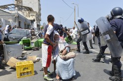 احتجاجــات السكـــن في بـــاب الــواد تتحـــول إلى مواجــهــات عنيفة مع قوات الشرطة