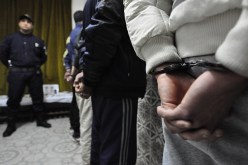 شرطيان بالزي الرسمي يعترضان زبائن تحويل الأورو بـ«السكوار» ويسرقان 1.5 مليار