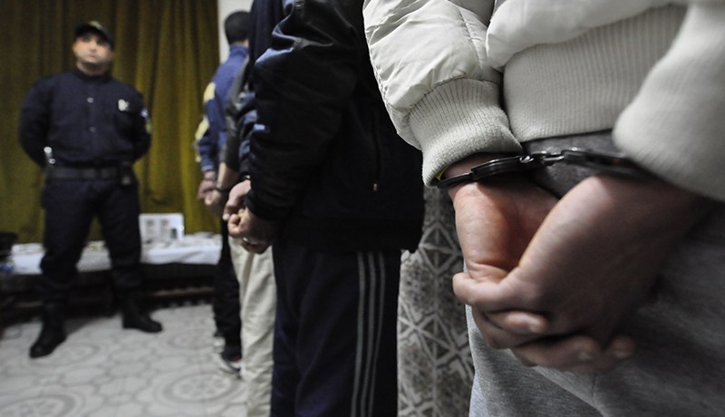 شرطيان بالزي الرسمي يعترضان زبائن تحويل الأورو بـ«السكوار» ويسرقان 1.5 مليار