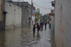 منكوبون يغلقون طريق الطرامواي في وهران