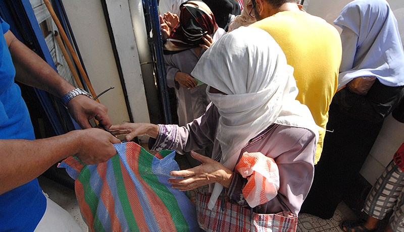 كلاب «بيتبول» وخناجر.. هكذا يتم توزيع قفة رمضان