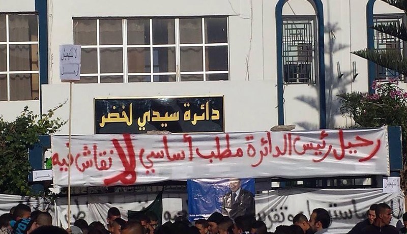 غاضبون يحرقون سيارتين ويخرّبون مقر دائرة سيدي لخضر في مستغانم