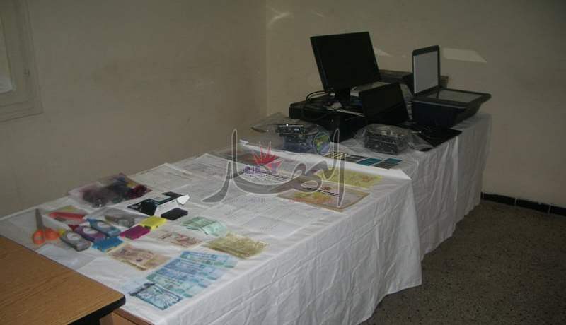 تفكيك شبكة أفارقة يزوّرون وثائق اللجوء السياسي وبطاقات قنصلية نيجيريا داخل مقهى أنترنت