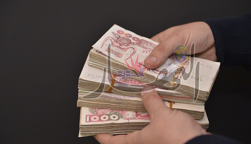 الحكومـة ترخـص لتهـريب العملـة