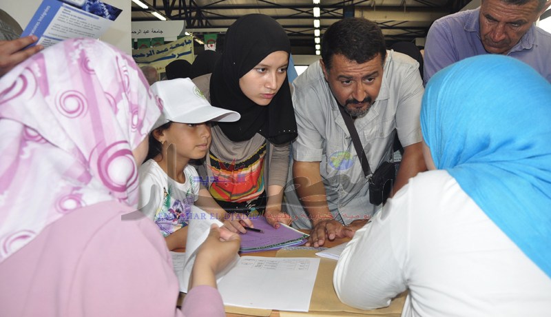 أساتذة لمرافقة الطـلبة الجـدد خلال عمليات التسجيل الأولـية
