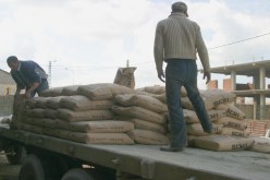 إطارات بشركتي‮ ''‬سوديماك‮'' ‬و‮''‬سي‮. ‬أم‮. ‬سي‮''  ‬يخرجون أطنانا من الإسمنت للمضاربة بها