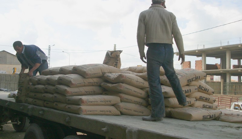 إطارات بشركتي‮ ''‬سوديماك‮'' ‬و‮''‬سي‮. ‬أم‮. ‬سي‮''  ‬يخرجون أطنانا من الإسمنت للمضاربة بها