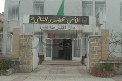 مجهولون يخربون سيارة شرطة ويحاولون اقتحام مقر الأمن لتحرير بارون مخدرات في عنابة