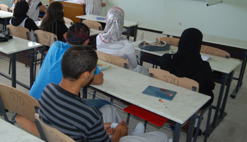 أساتذة‭ ‬‮ ‬يمتهنون‮ ''‬التبزنيس‮'' ‬ويبيعون دروسا مطبوعة للتلاميذ‮!‬