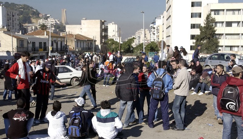 800 ‬تـلميذ‮ ‬يتحدّون الأمن وينظّـمون مـسيرة باتـجاه وزارة التــربية‮ ‬