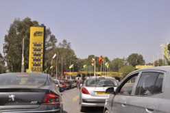 عشرات السائقين يغلقــون الطريق بسياراتهم في بئر العاتر بتبسة