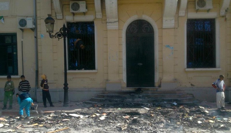 محتجّون على السكن يحرقون مقر بلدية شعبة اللحم في عين تموشنت