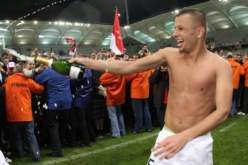 ‮ ‬ غيلاس‮ ‬يحتفل بالصعود إلى”الليغ‮ ‬1‮” ‬بقارورة خمر ويتمنى البقاء مع ريمس رغم العروض