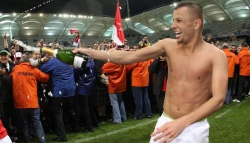 ‮ ‬ غيلاس‮ ‬يحتفل بالصعود إلى”الليغ‮ ‬1‮” ‬بقارورة خمر ويتمنى البقاء مع ريمس رغم العروض