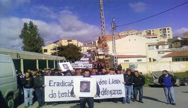 مسيرة شعبية وإضراب عام ضدّ‮ ‬الإرهاب احتجاجا على اختطاف شاب في‮ ‬بني‮ ‬دوالة بتيزي‮ ‬وزو‮ ‬