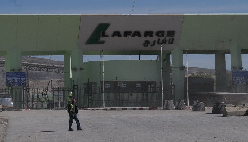 مصنع «لافارج» يطرد 13 عاملا من المضربين عن الطعام في معسكر