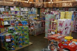 حجز 69 هيليكوبتر بها أجهزة تصوير داخل حاويات للعب الأطفال في عنابة