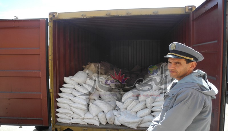 حجز حاويات محمّلة بالحصى بدل مواد أولية بلاستيكية في الميناء الجاف بوهران