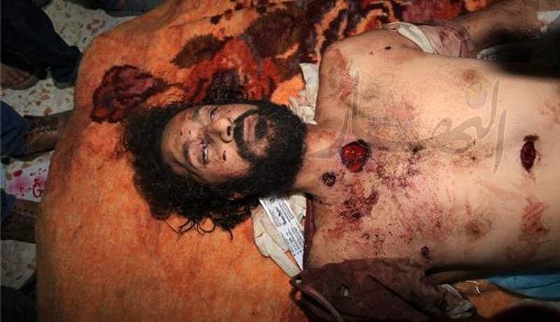 بالفيديو‮.. ‬ثوار ليبيا اقتلعوا أسنان معتصم القذافي‮ ‬وهو حيّ