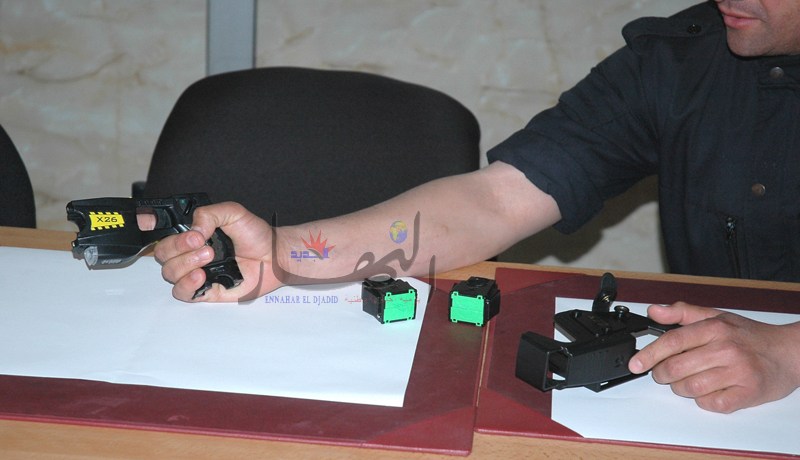الهراوات ومسدسات‮ ''‬تايزر‮'' ‬لإعادة هيبة الشرطة‮‬