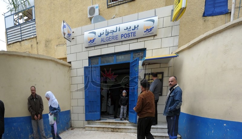عمّال البريد في مسيرة يطالبون بنتيجة المدير العام والشرطة تمنع وصولهم إلي ا لوزارة 