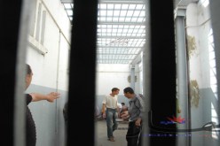 مسبوقون قضائيا يختطفون دهّانا، يجرّدوه من ثيابه ويعذبونه داخل مستودع في المقرية