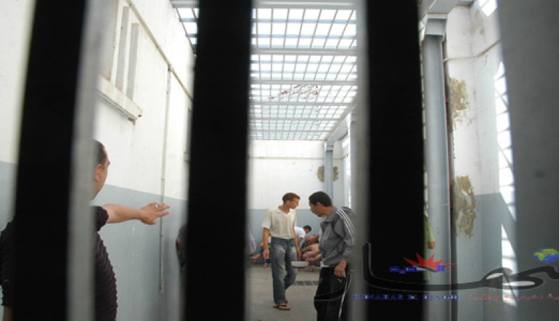 مسبوقون قضائيا يختطفون دهّانا، يجرّدوه من ثيابه ويعذبونه داخل مستودع في المقرية