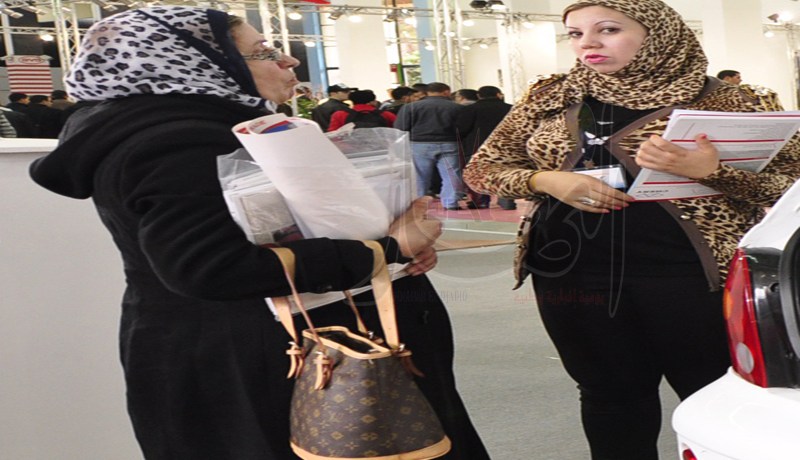 مضيفات محجّبات‮ ‬ينافسن شقراوات‮ “‬الميني‮” ‬في‮ ‬صالون السيارات