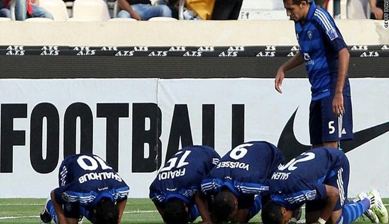 فتوى تجيز سجود اللاعبين بعد تسجيلهم للأهداف