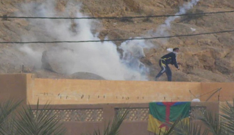 مجهولون يحملون علم حركة انفصالية يثيرون العنف في غرداية