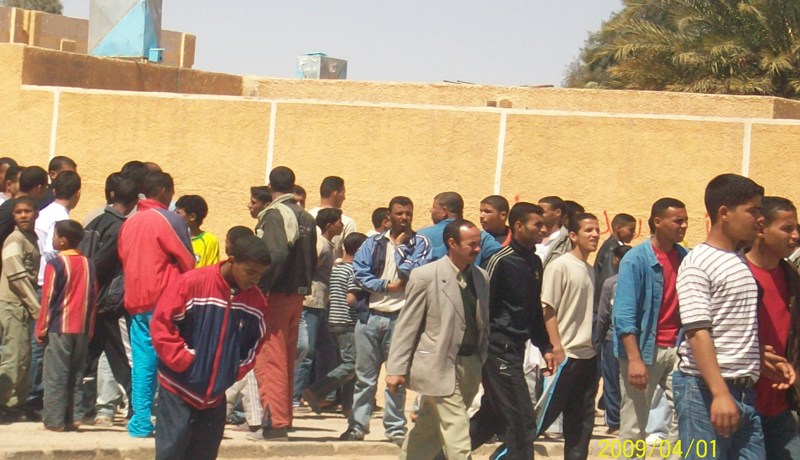 مــواطنـون‮ ‬يـغـلـقـون مـقـر قــصـر الـعـدالــة‮ ‬في‮ ‬أمـيـة ونــســة بـالـوادي