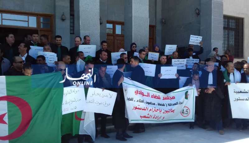 القضاة والمحامين والمحضرين القضائيين وأمناء الضبط ينضمون للحراك الشعبي بالوادي