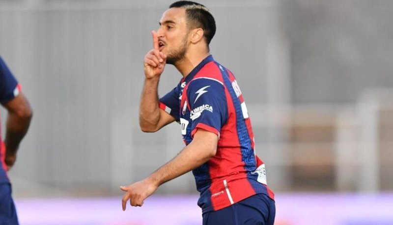 رئيس كروتوني: “أوناس لاعب محترف ونحن ندين كل أشكال العنصرية”