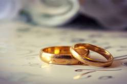 من يفتح الباب لهؤلاء العزّاب؟