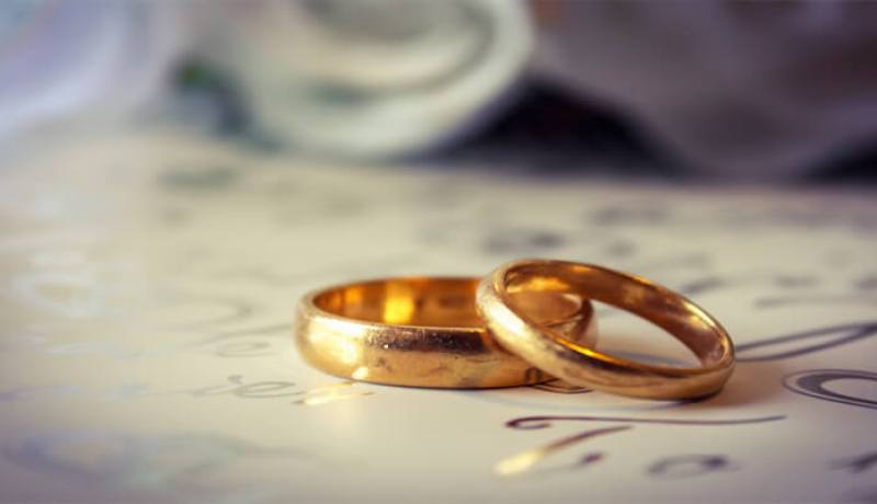 من يفتح الباب لهؤلاء العزّاب؟
