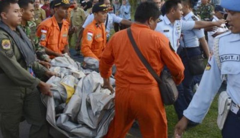 انتشال 4 جثث من طائرة تحطمت في جزيرة بابوا باندونيسيا