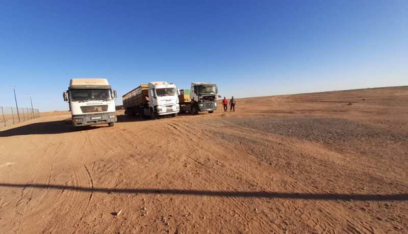 بالفيديو والصور.. مواطنون عالقون بالمعبر الحدودي البري يناشدون رئيس الجمهورية بالتدخل