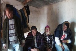 4 معوّقين ذهنيا ووالدتهم العجوز يعيشون على البلوط منذ 17 سنة