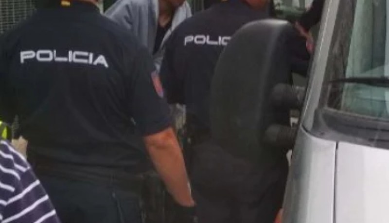 الشرطة الإسبانية تعتقل مراهق جزائري ينظم رحلات الحرڨة إلى ألميريا
