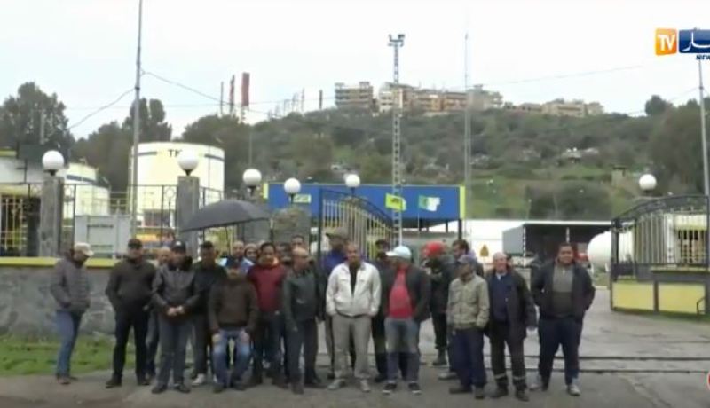 بالفيديو.. عمال مقاطعة الوقود يحتجون ويطالبون بلجنة تحقيق في سكيكدة