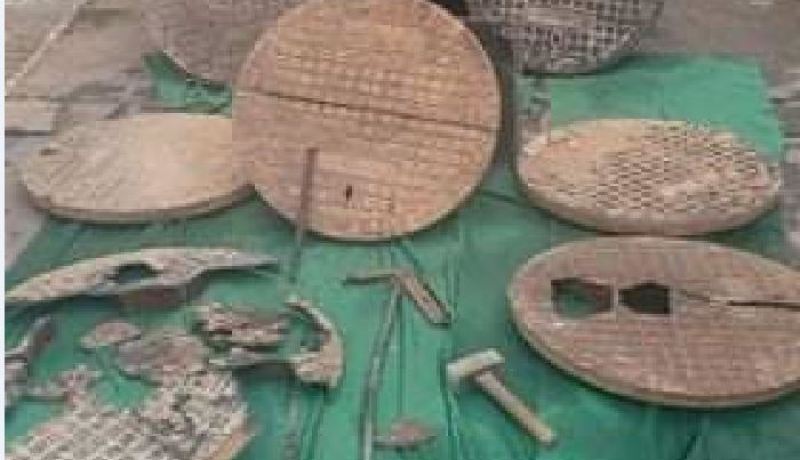 شيخ يدير ورشة سرية مختصة في تحويل البالوعات المسروقة إلى حديد البناء!