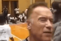 شاهد : النجم الأمريكي أرنولد شوارزنيجر يتعرض للضرب في جوهانسبورج بجنوب إفريقيا