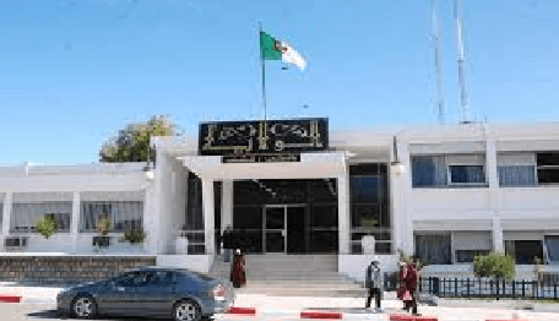 والي البيض يرخص بإستئناف نشاط المقاهي مع تنفيذ بروتوكول صحي للوقاية