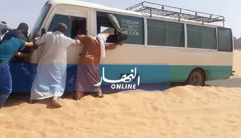 بالصور.. زحف الرمال يغلق الطريق بين ايليزي وجانت