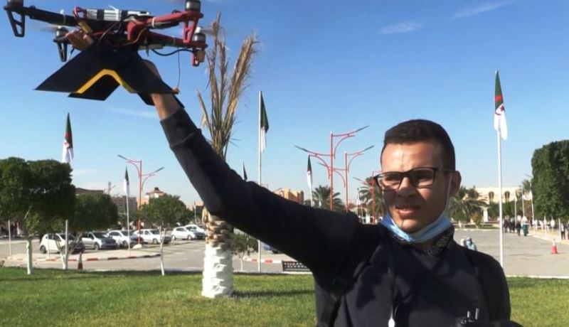 تخرّجوا من قسم الإعلام الآلي في الجامعة..طلبة ينهون مسارهم الدراسي بصناعة طائرة من دون طيّار في بسكرة